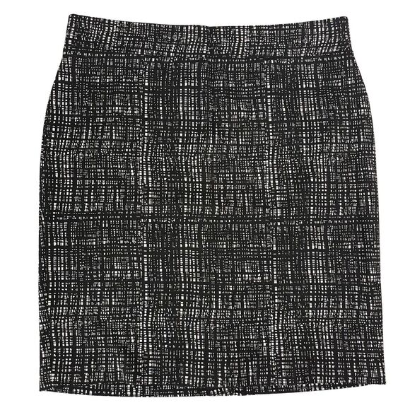 Elegant Black and White Patterned Skirt - Picture 1 of 10